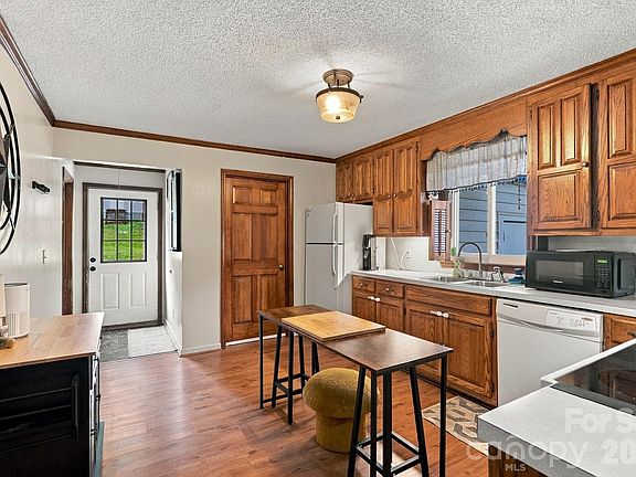 4th image of 585 Eastview Rd