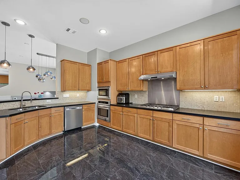 6016 Truro St — Photo 16
