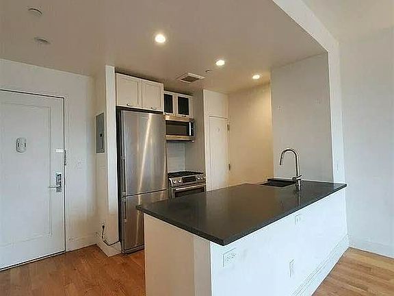4th image of 1035 Fulton St APT 3C