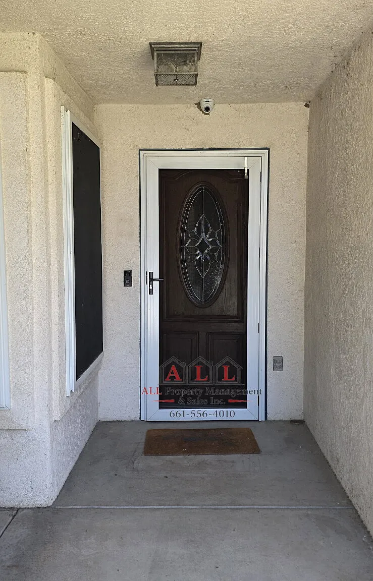 4 bed, 2.0 bath, 1999 sqft, $3,099 — Photo 2