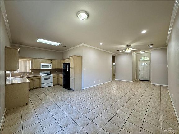 3rd image of 3219 Zoe Ave