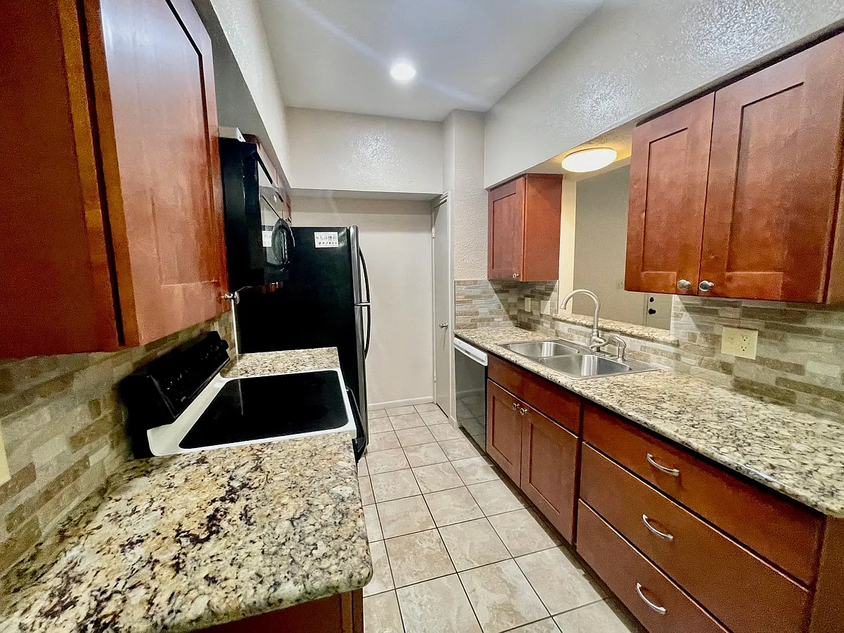 Building Photo - 421 W San Antonio St #J1