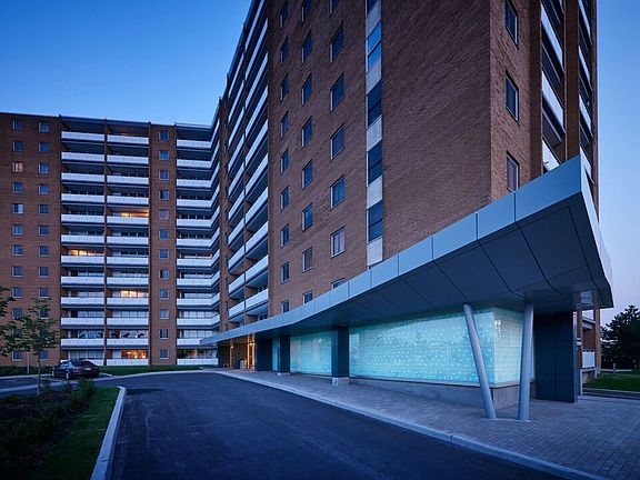 3rd image of 90 Woodridge Cres