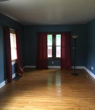 5th image of 320 Plum St N