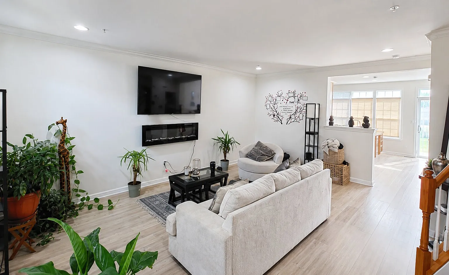 Outstanding 3BR TH for Rent — Photo 3