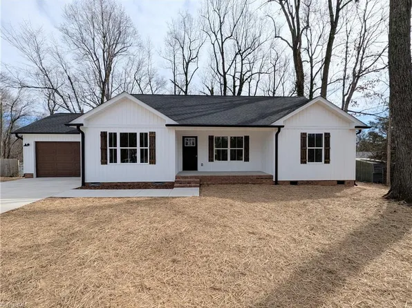 3016 Harvest Dr, Thomasville, NC 27360