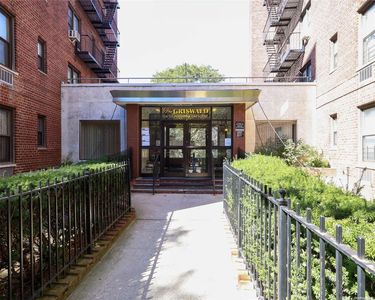 141-05 Pershing Cres APT 301, Queens, NY, 11435
