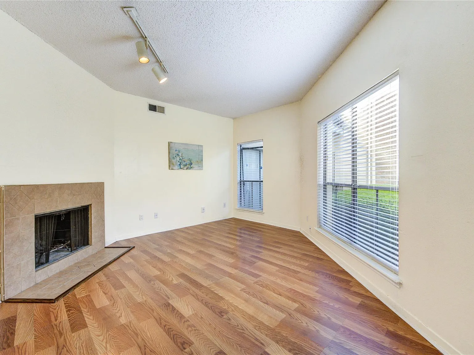 2 bed, 1.0 bath, 1029 sqft, $1,250 — Photo 4