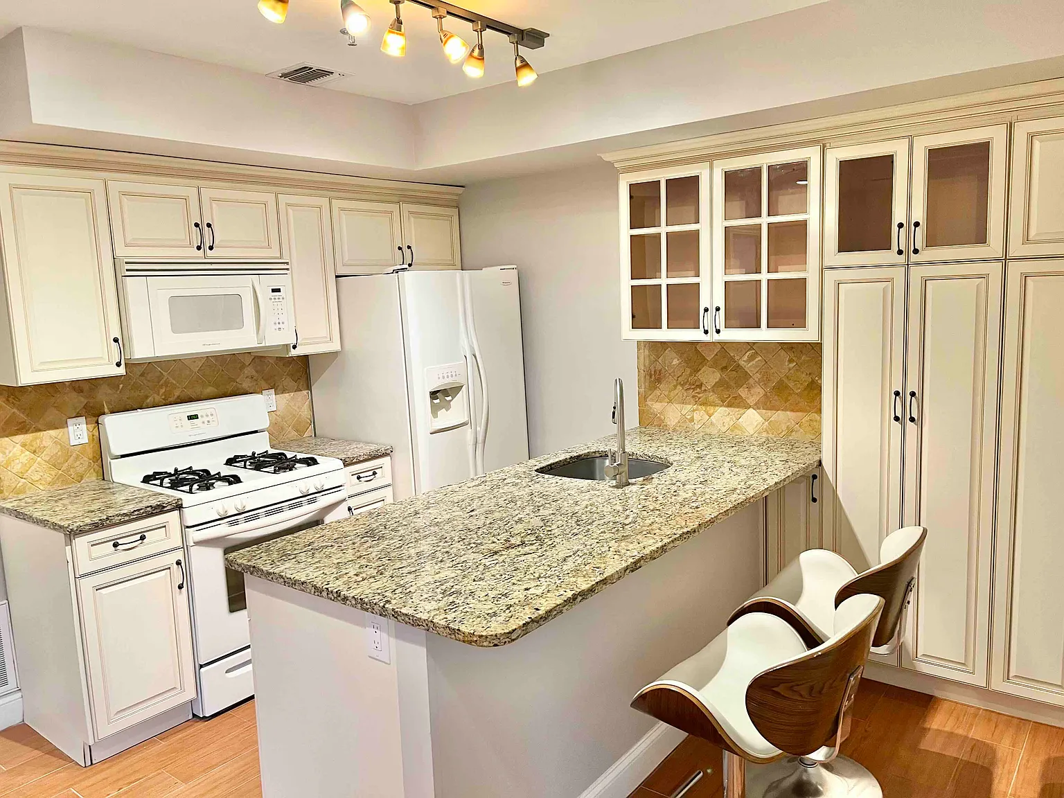 1 bed, $2,000 — Photo 2