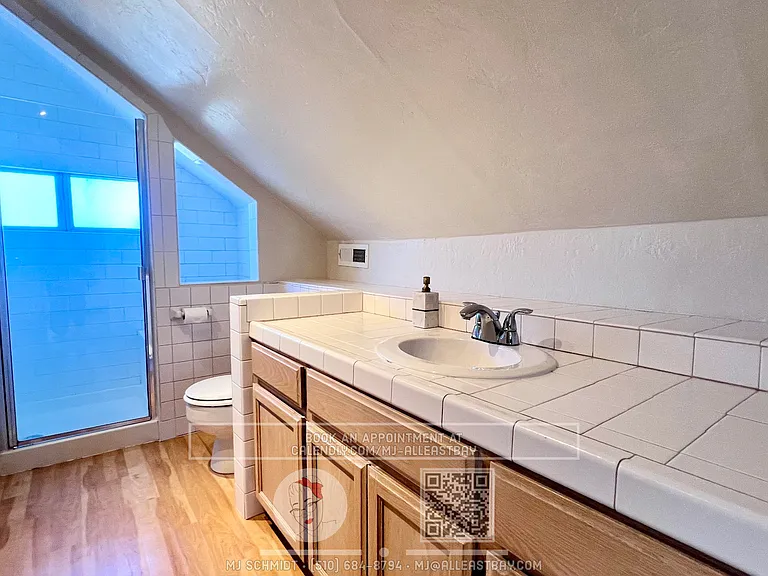 Large top floor 3 bedroom fully furnished walking distance to UC Berkeley Campus! — Photo 16