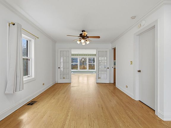 5th image of 98 Williamsburg Rd
