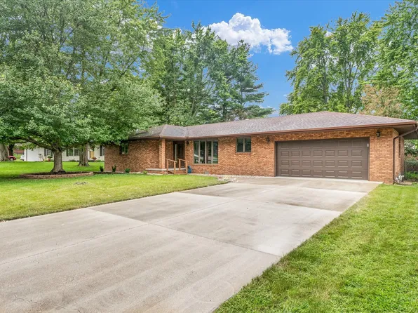 708 Hillside Dr, Monticello, IL 61856