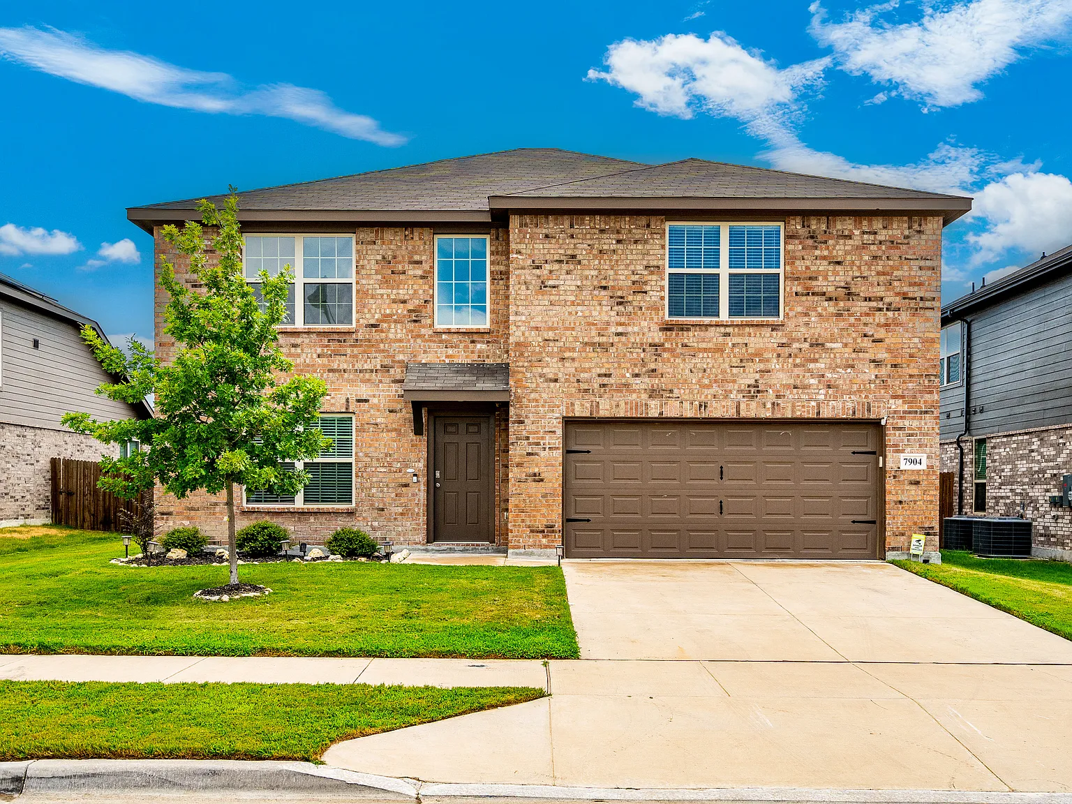 4 bed, 2.5 bath, 2389 sqft, $2,525 — Photo 1