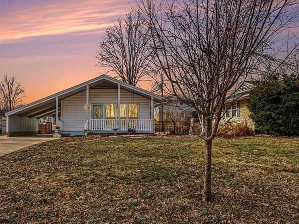 1323 Samoa Dr, Saint Louis, MO 63126
