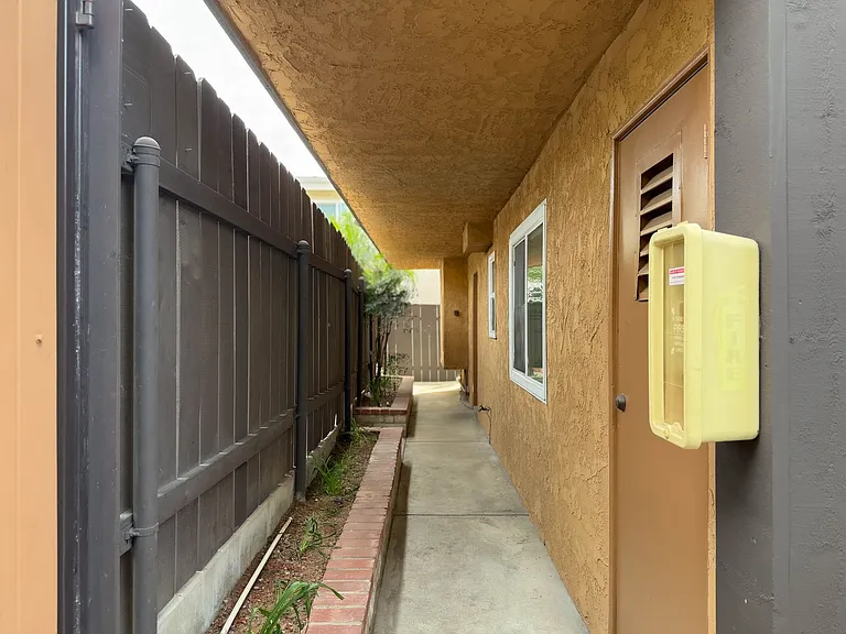 4435 Estrella Ave — Photo 6