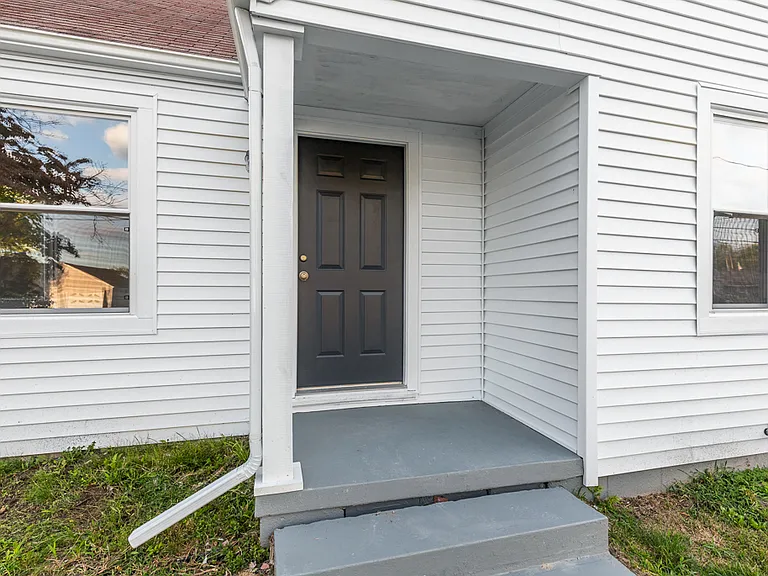 2635 Ellis Ave NE — Photo 4