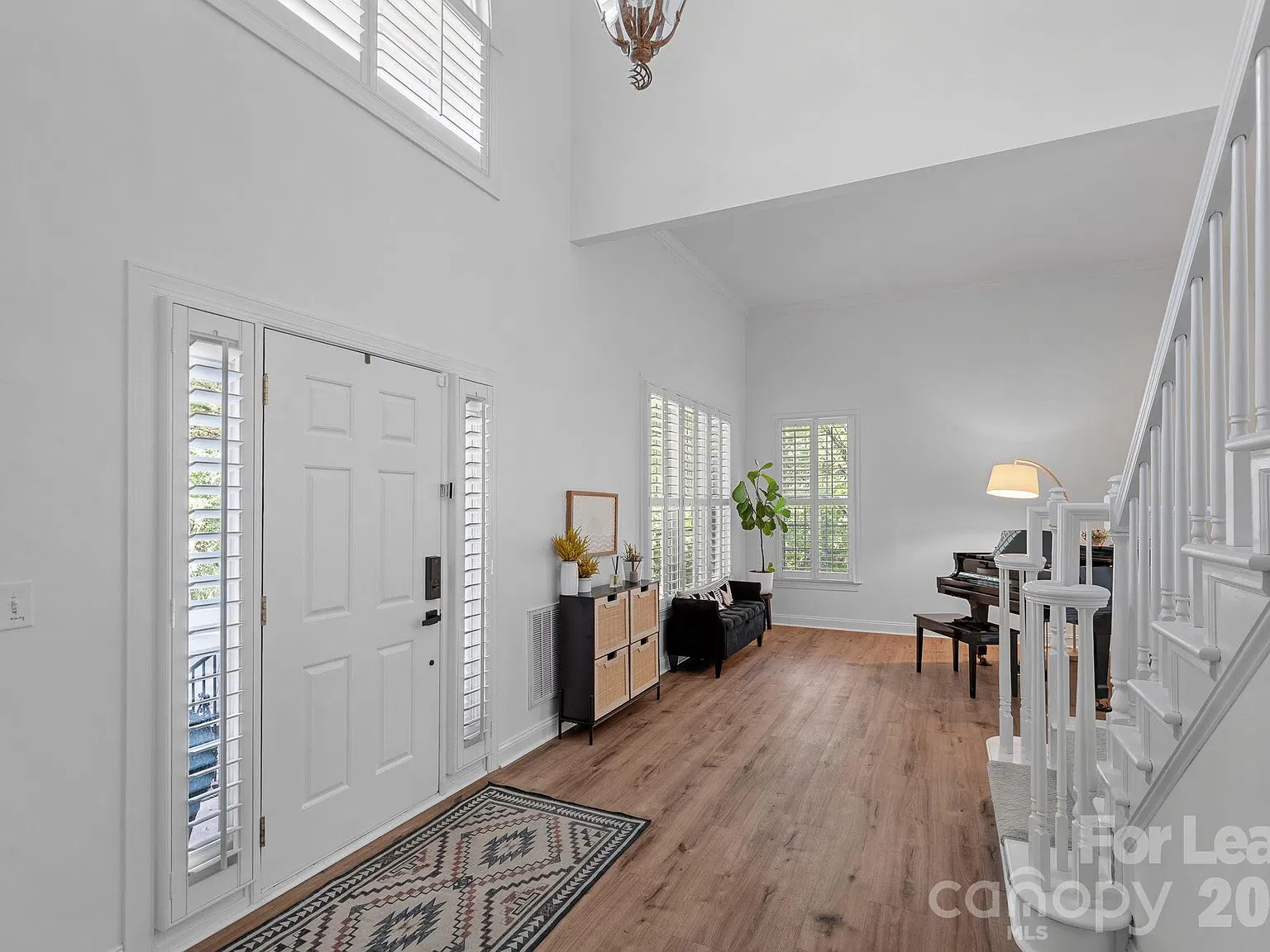 5 bed, 3.0 bath, 3230 sqft, $2,500 — Photo 2