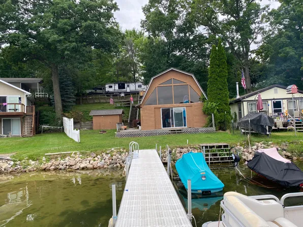 2712 W 24th St, Fremont, MI 49412