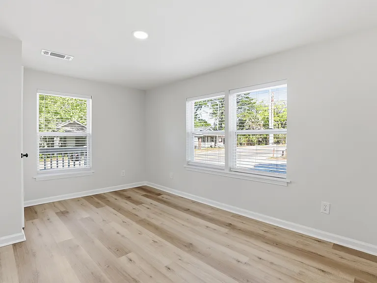 1009 W 52nd St — Photo 24