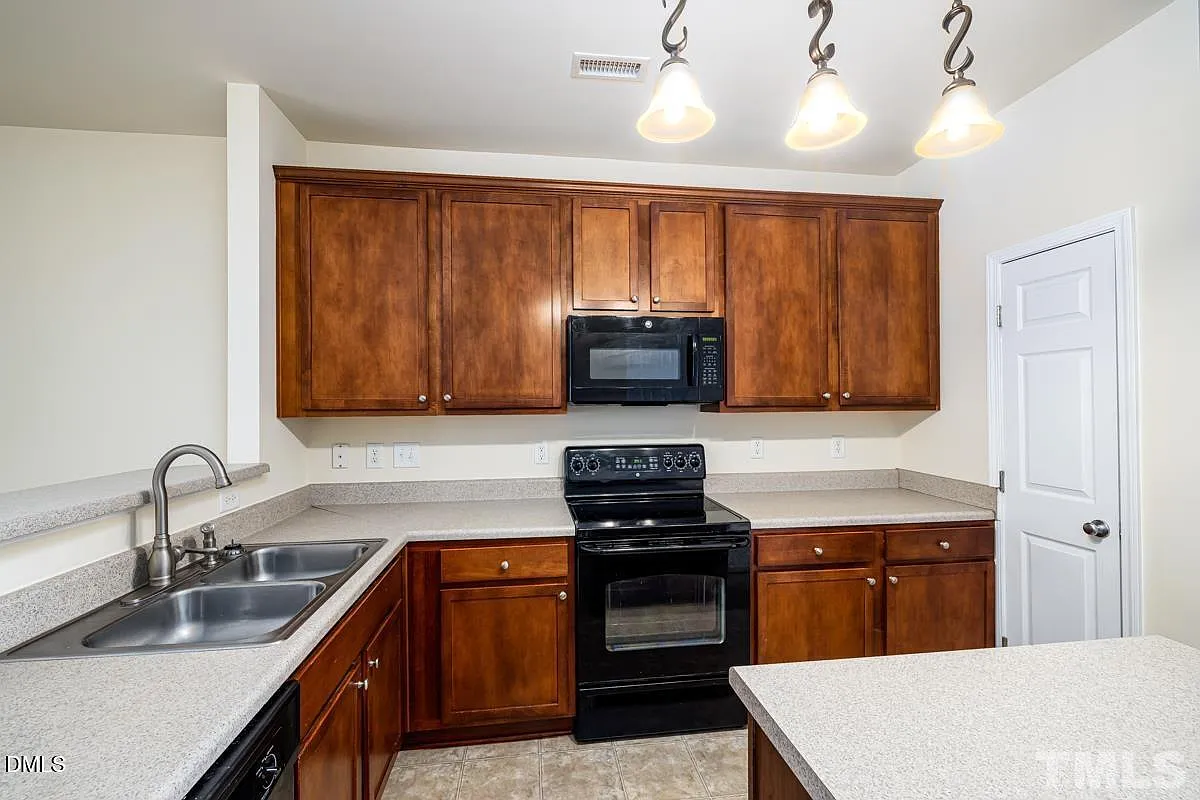 2 bed, 2.5 bath, $1,600 — Photo 4