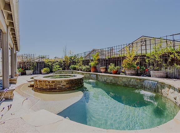 3rd image of 27585 Nellie Ct