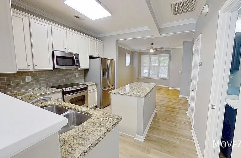 526 E 9th St — Photo 32