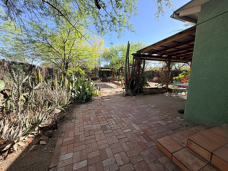 921 W Alameda St — Photo 10