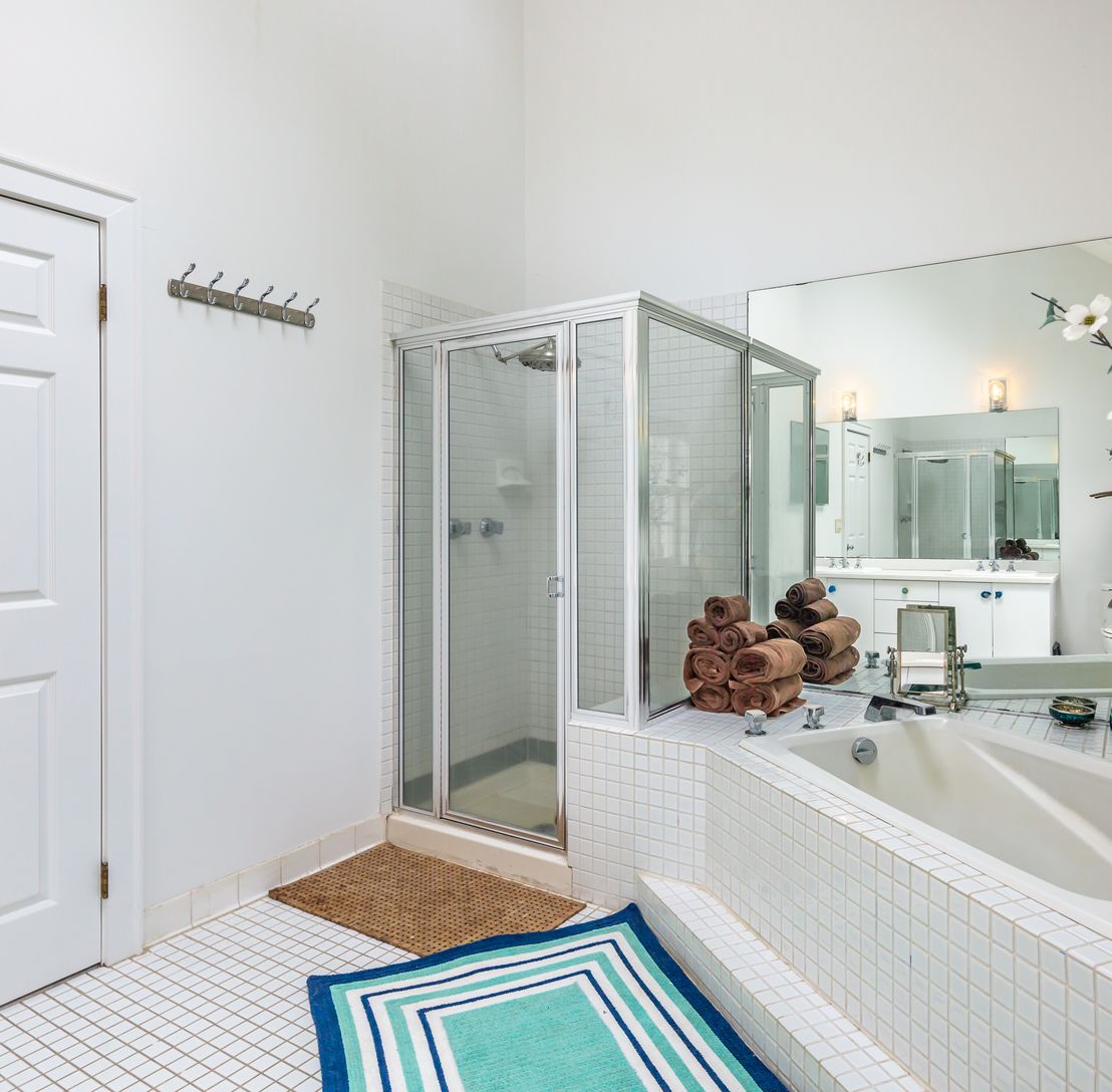 Primary en suite bathroom