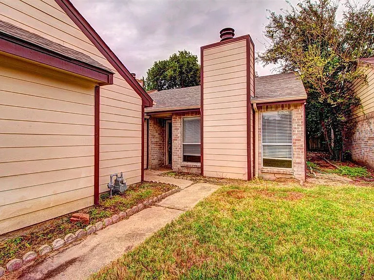 11818 Plumpoint Dr — Photo 2