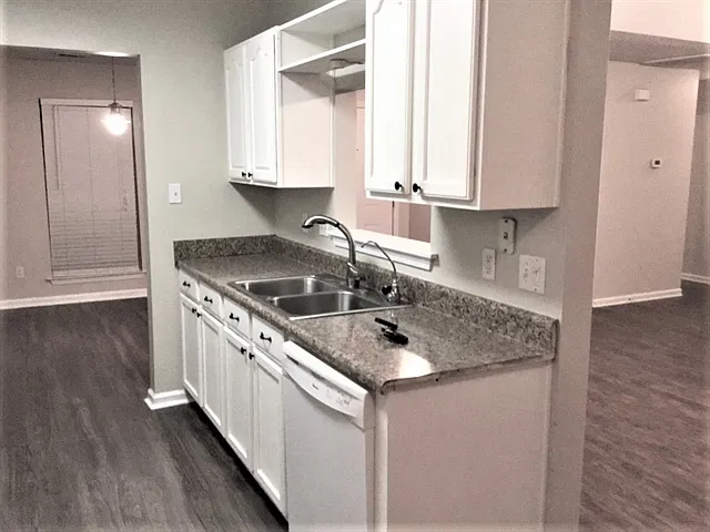 3 bed, 2.0 bath, 1373 sqft, $2,145 — Photo 3