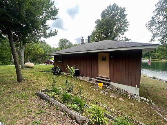 3rd image of 951 Hillcrest Dr