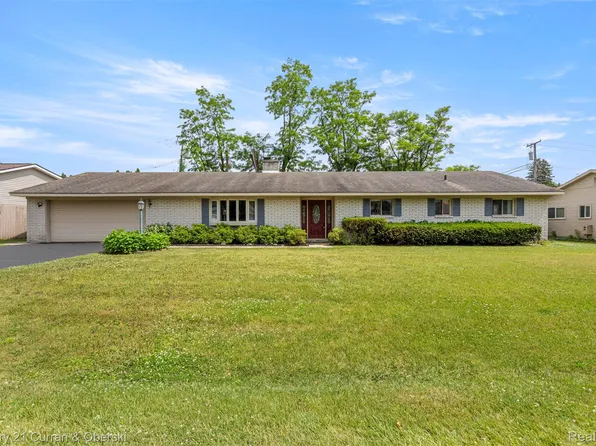 2138 Metzner Rd, Commerce Township, MI 48390