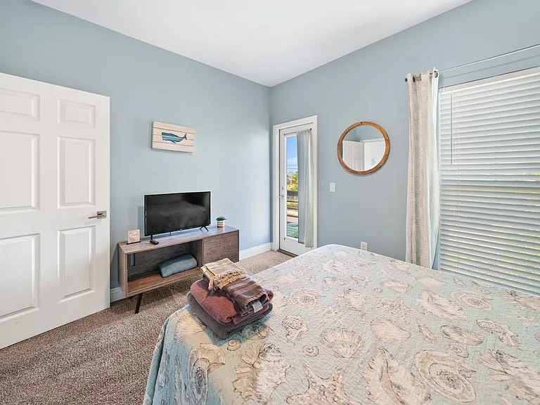 6104 Beach Dr — Photo 22