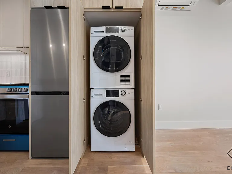 1080 Rogers Ave #4L — Photo 1