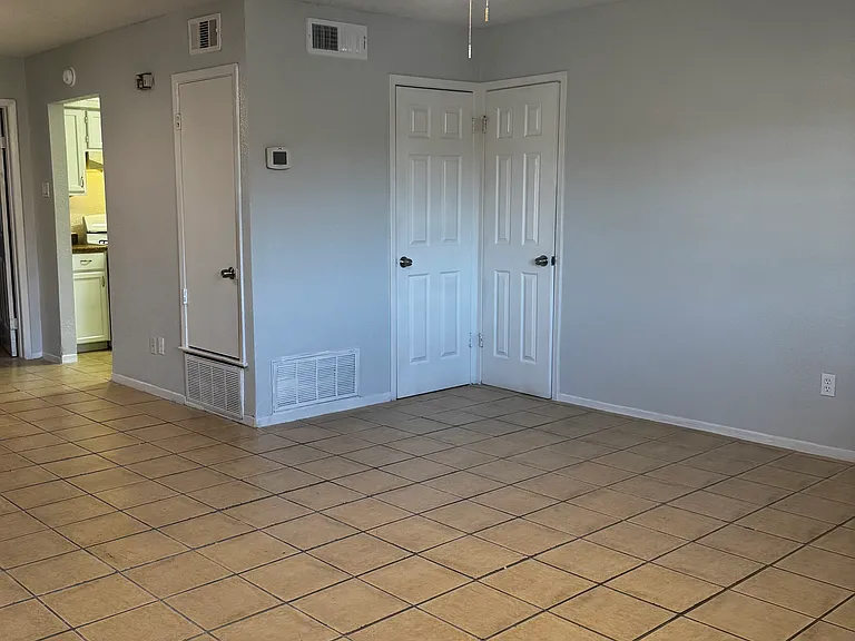 New Riviera Apartments — Photo 29