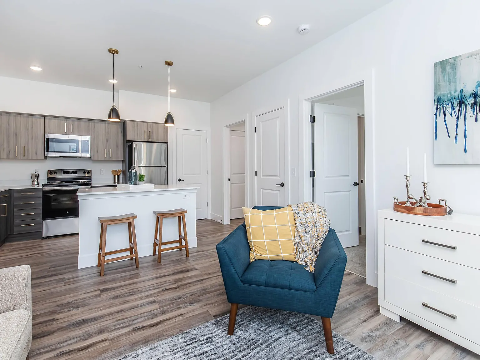 Lakeview Apartments — Photo 1