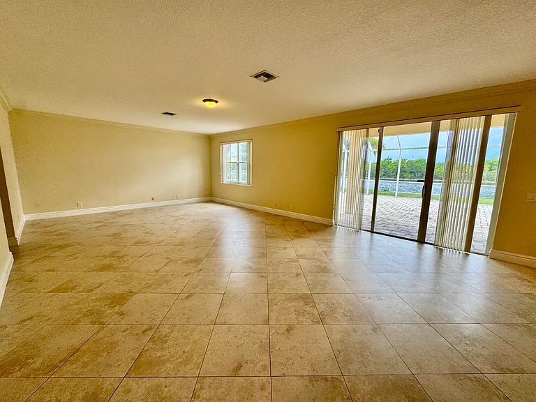 898 Tulip Cir — Photo 16