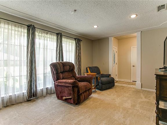 5th image of 920 Leslie Dr