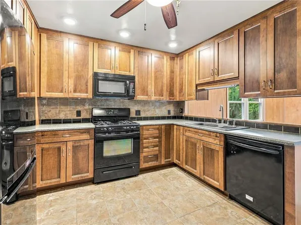 9006 E 74th Ter, Raytown, MO 64133