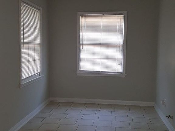 3rd image of 2556 Broadway St