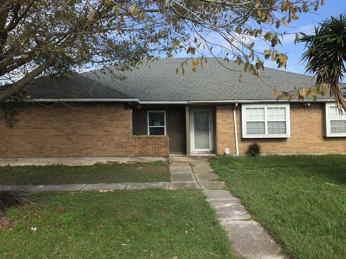 3 bed, 1400 sqft, $1,800 — Photo 1