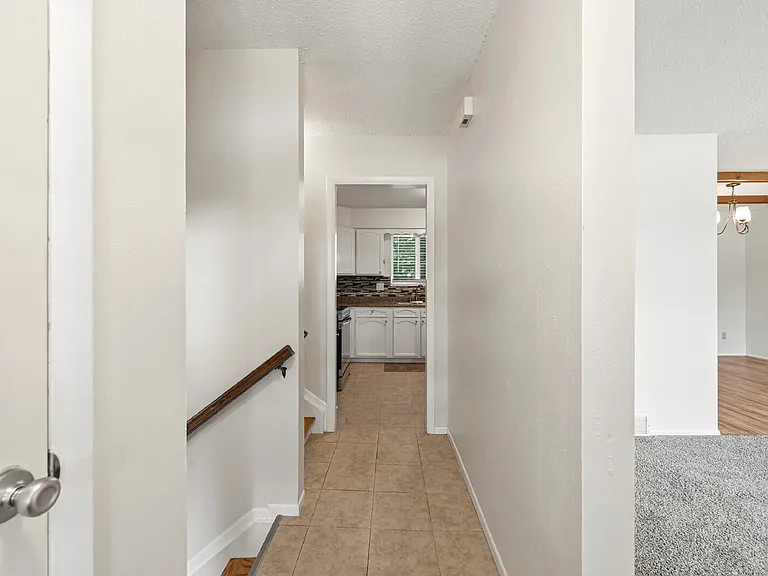 1087 Hathaway Dr — Photo 2