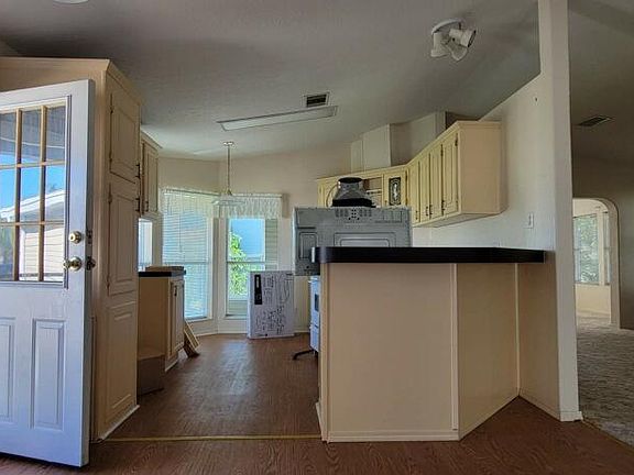 3rd image of 5215 Oxford Ct