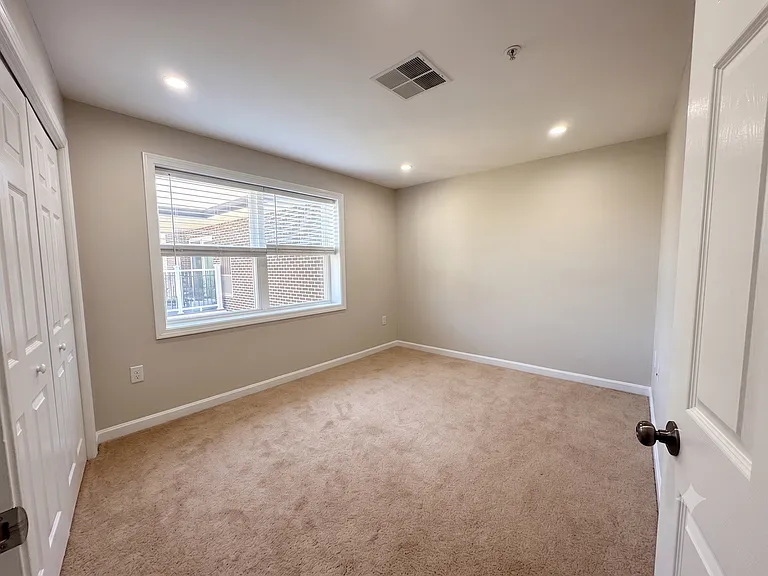 Pondsview Apartments — Photo 32
