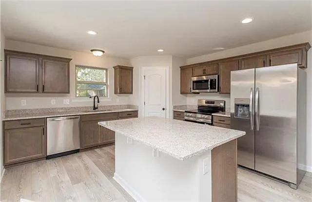 3 bed, 2.0 bath, 1369 sqft, $1,750 — Photo 4