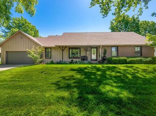 319 SE Ridgeview Dr, Lees Summit, MO 64063
