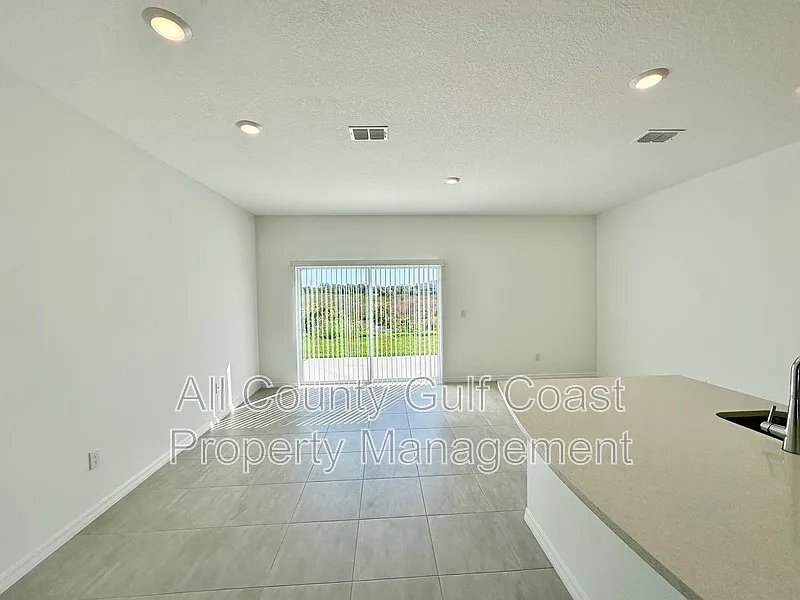 3 bed, 2.5 bath, 1373 sqft, $2,145 — Photo 3