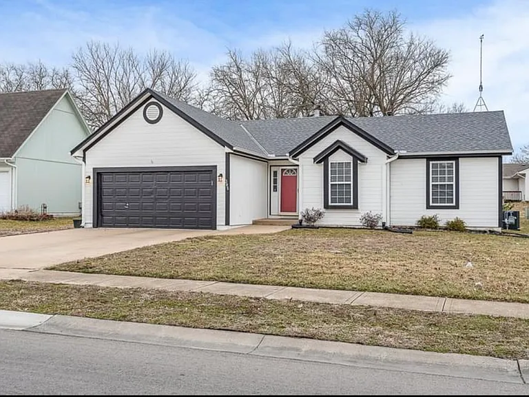 305 W McKinley Ln — Photo 1