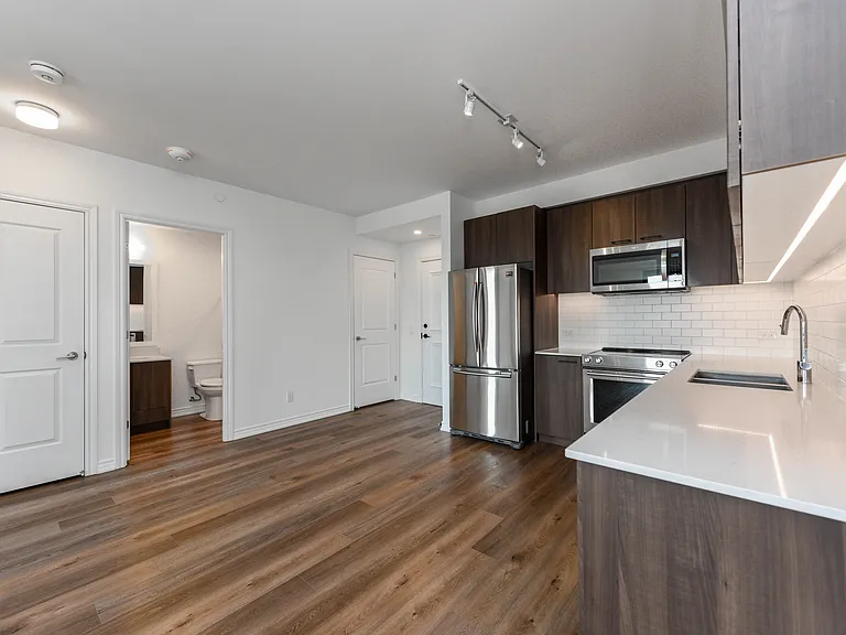 571 Prince Edward Dr N — Photo 27