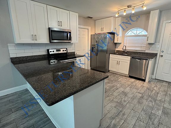 4th image of 820 Glastonbury Dr